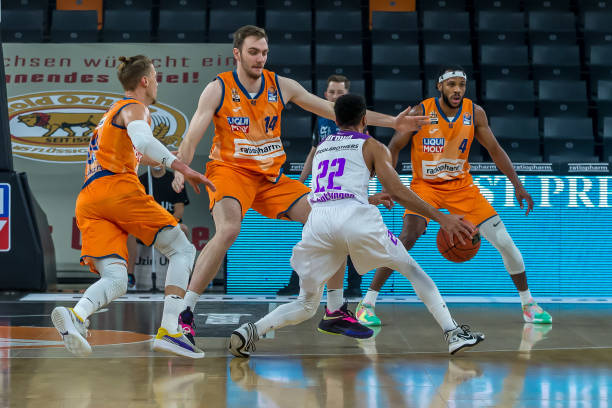 詹姆斯以他 詹姆斯以他